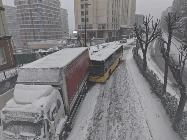 İstanbul'da hayat felç! Her yağışta aynı manzara